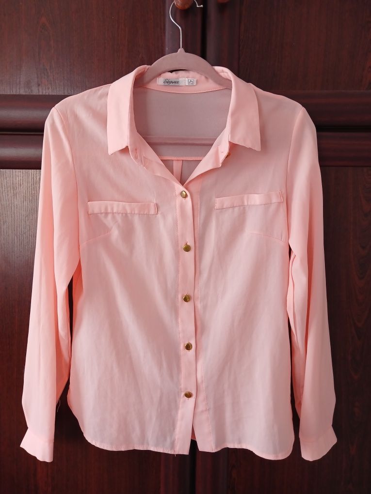 Жіноча блузка персикового кольору.