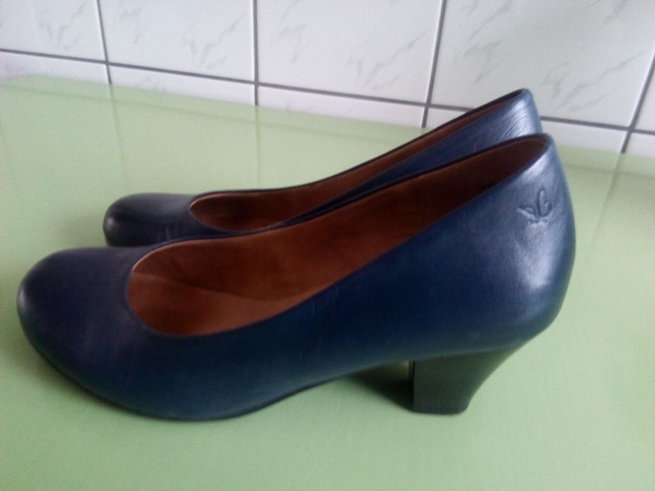 Granatowe buty Caprice