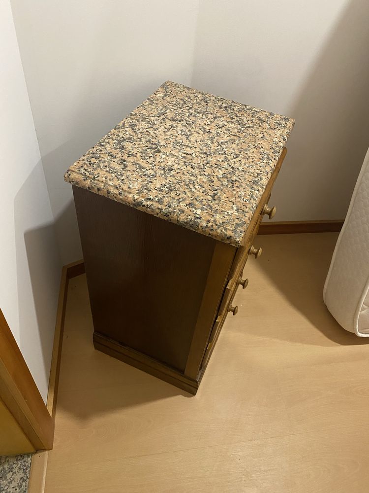Mesa de cabeceira com mármore