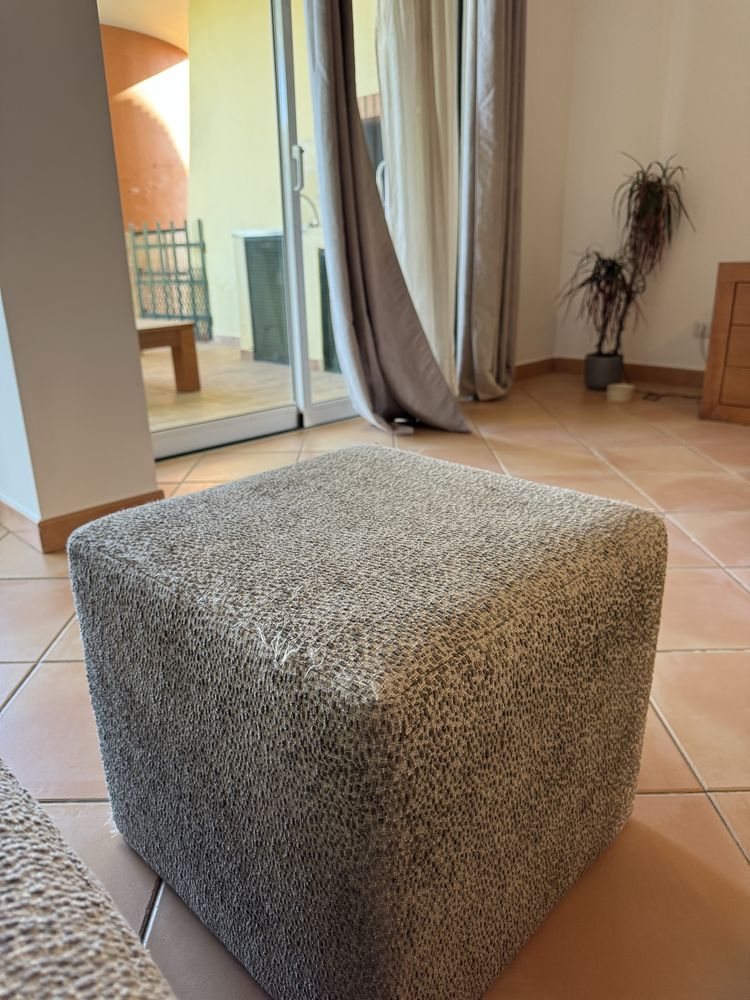 Sofa com 2 pufes e almofadas