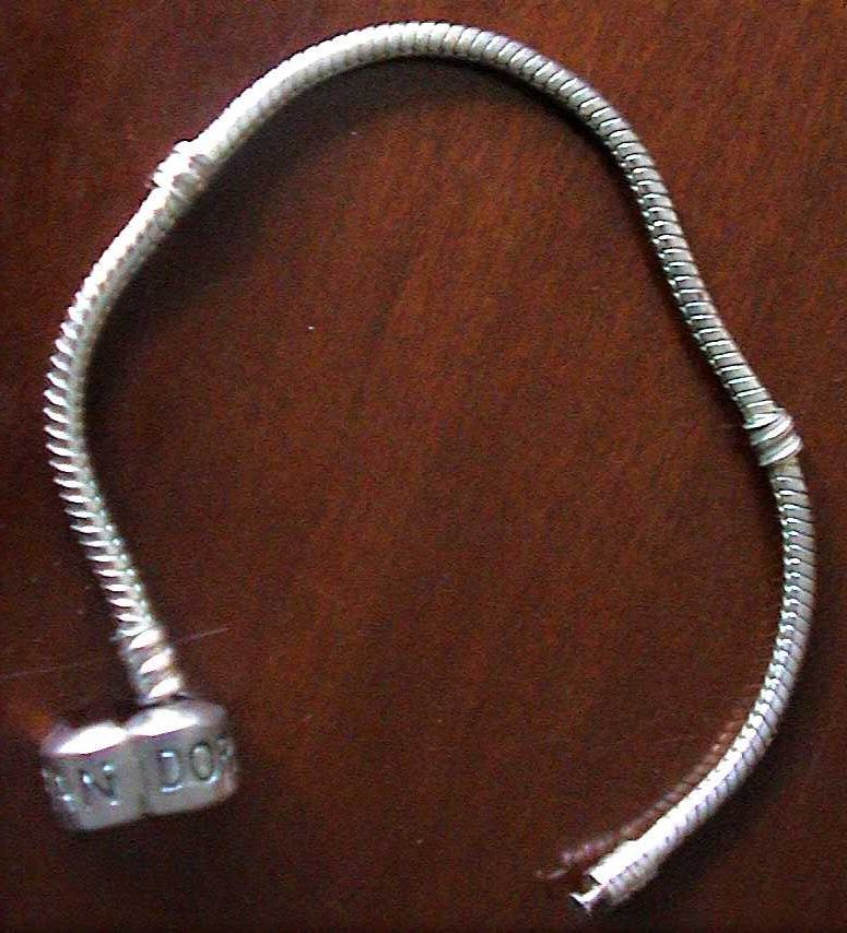 Pulseira em prata “ PANDORA “. Portes incluídos.