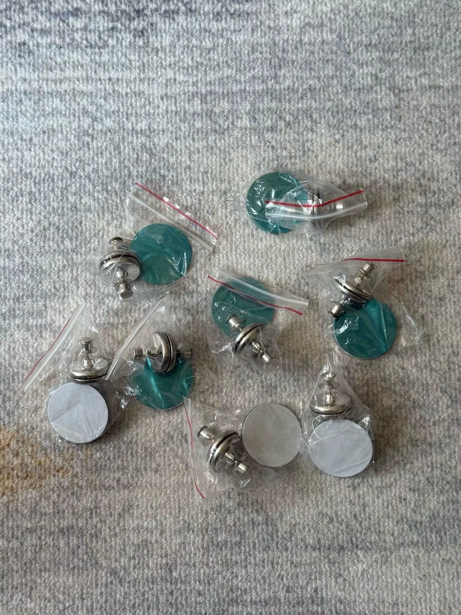 8 par 17mm. Metalowy haczyk magnetyczny, do zasłon.
