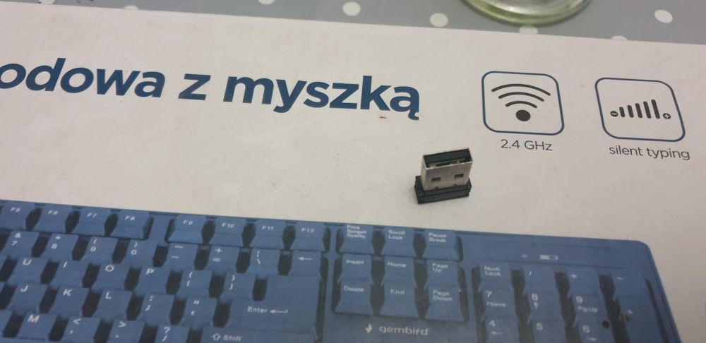Klawiatura besprzewodowa z myszką
