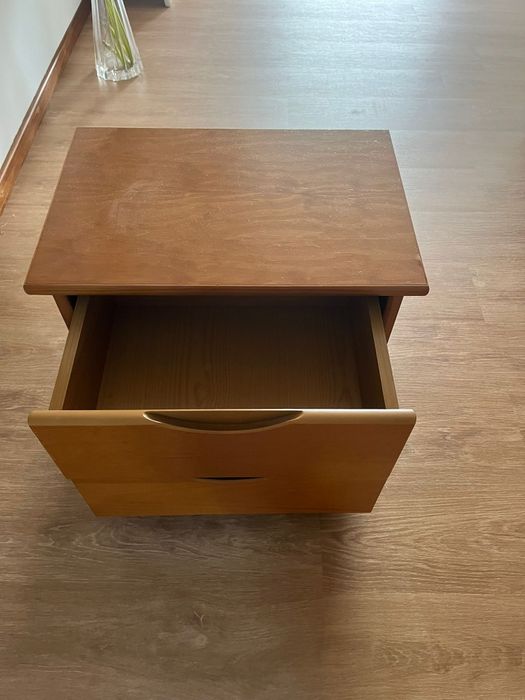 Mesinha de cabeceira camiseiro