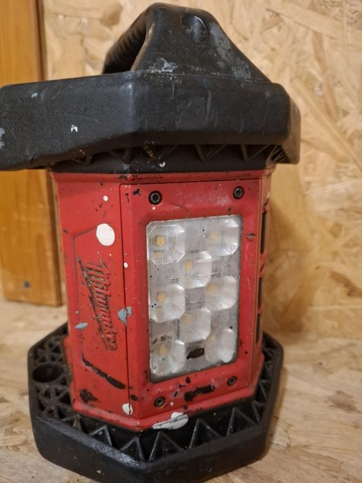 Latarka reflektor akumulatorowy Milwaukee M18AL
