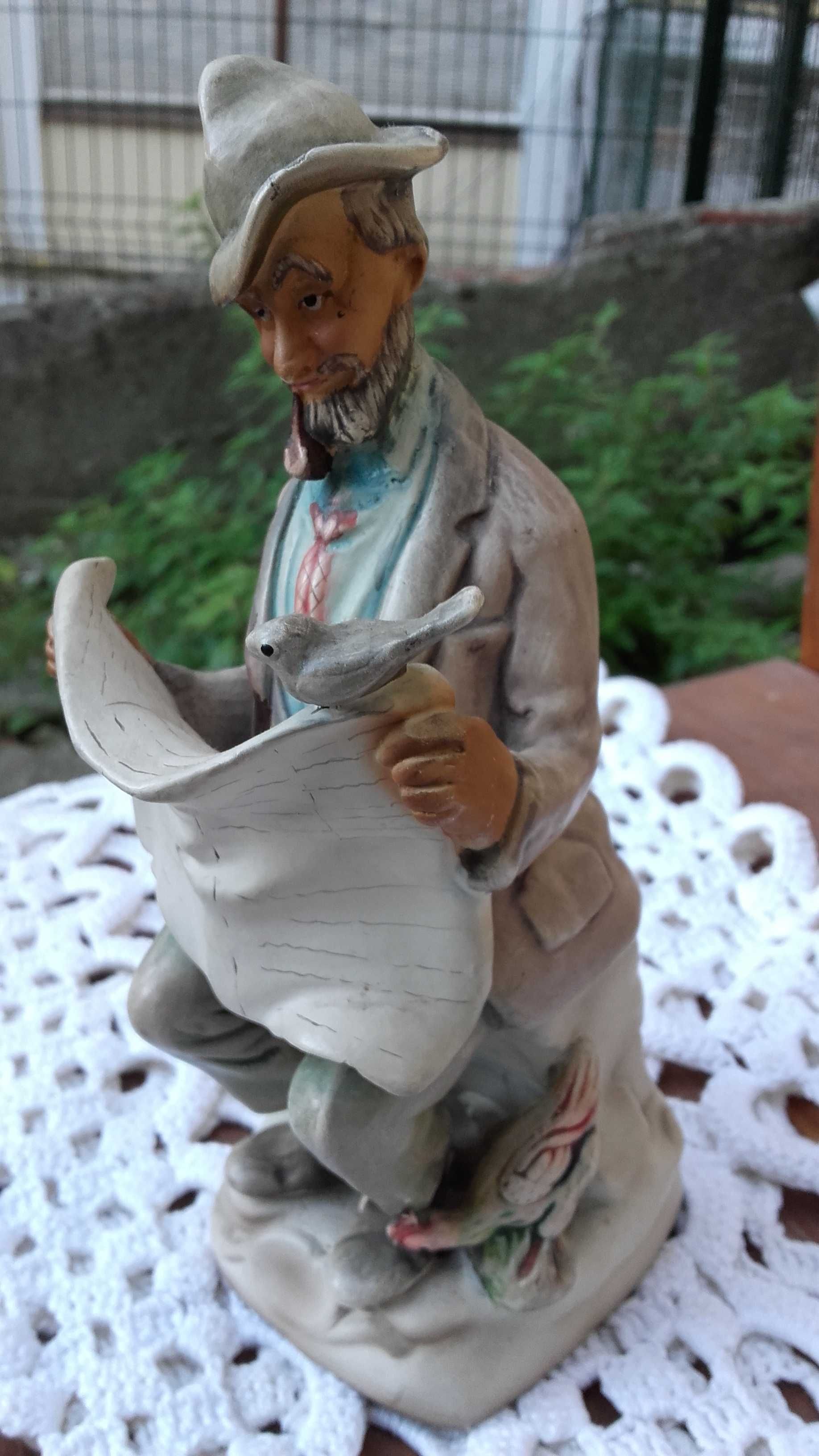 Estatueta em Loiça Antiga de Idoso a ler o Jornal