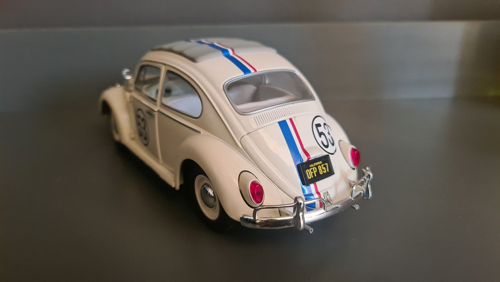 Vw beeatle garbus herbie model w skali 1;18 johnny lightning