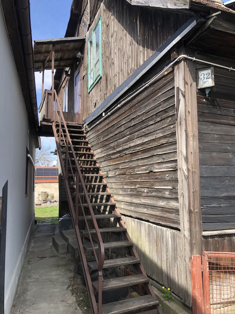Stary dom drewniany do rozbiurki i przeniesienia z modrzewia w Radomiu