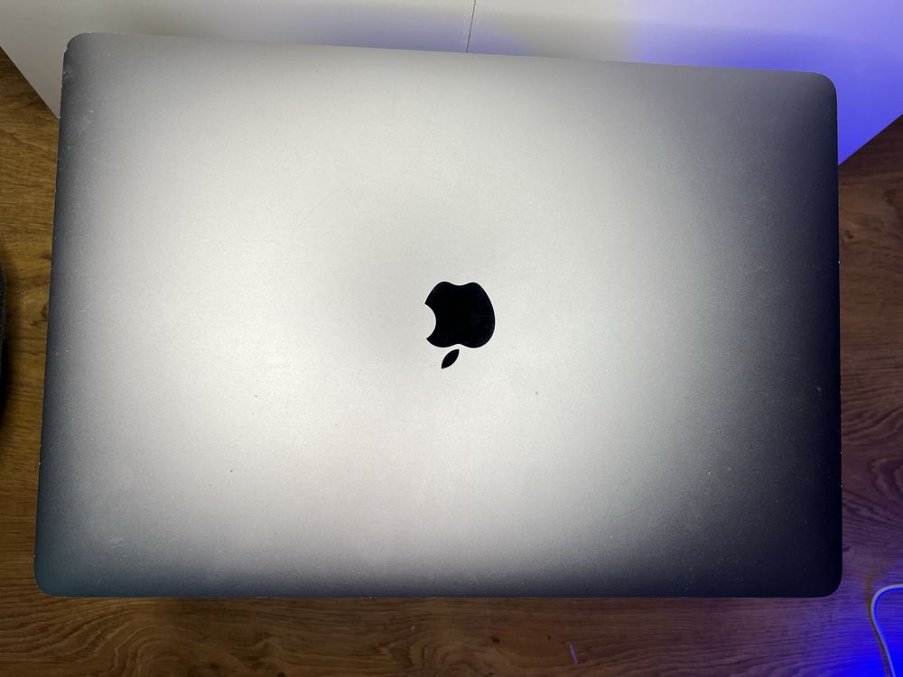 Apple MacBook Pro A1990 I7 16GB DDR4 256