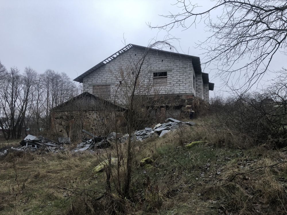 Недострой у реки