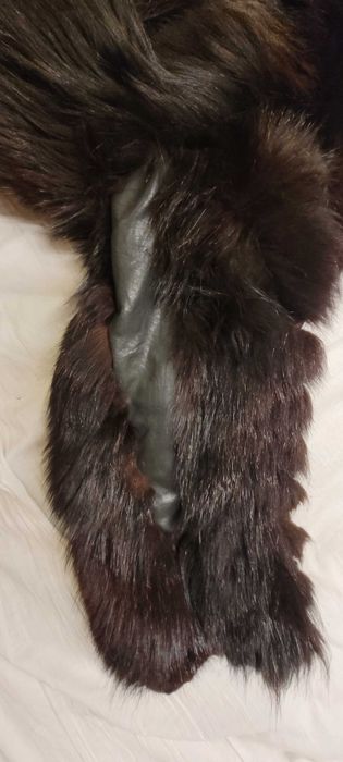 Klasyczne futro z lisa w nieklasycznym kolorze gorzkiej czekolady