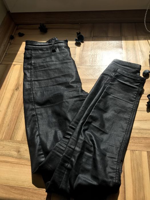Czarne skorzane woskowane spodnie stradivarius 38