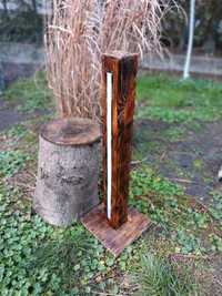 Lampa stojąca w drewnie