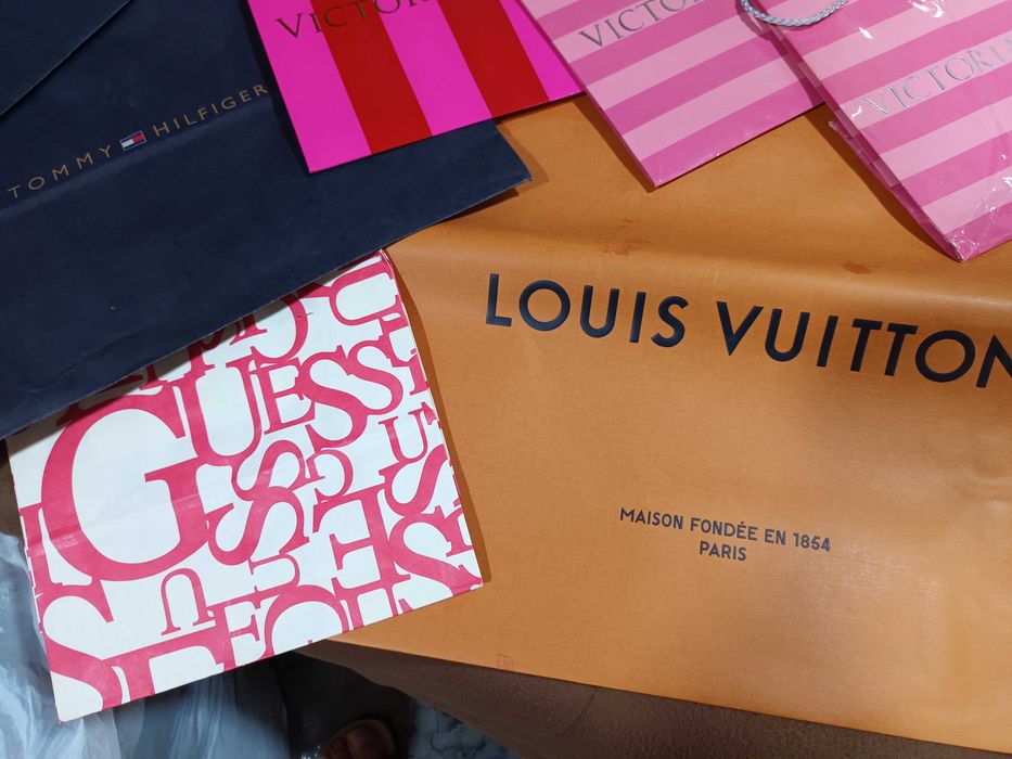 Sacos originais de marcas conhecidas vieram de New York