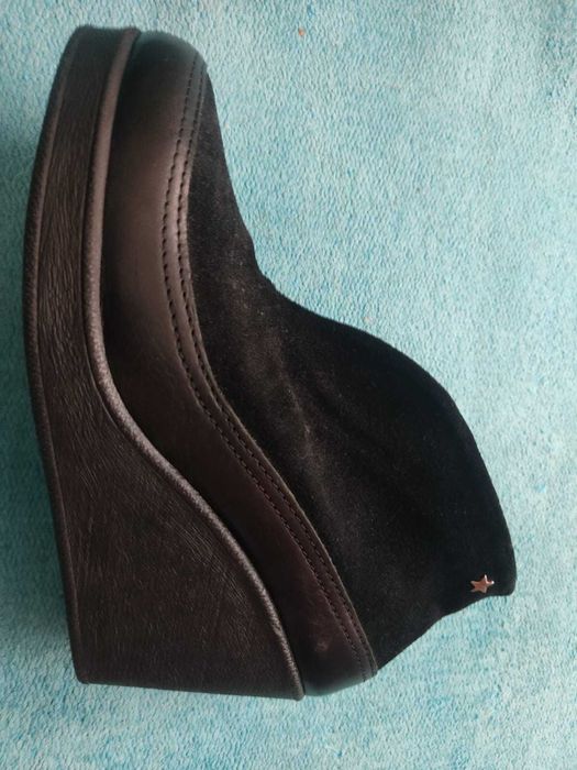 Sapatos em pele camurça compensados. Marca Cubanas, 36.