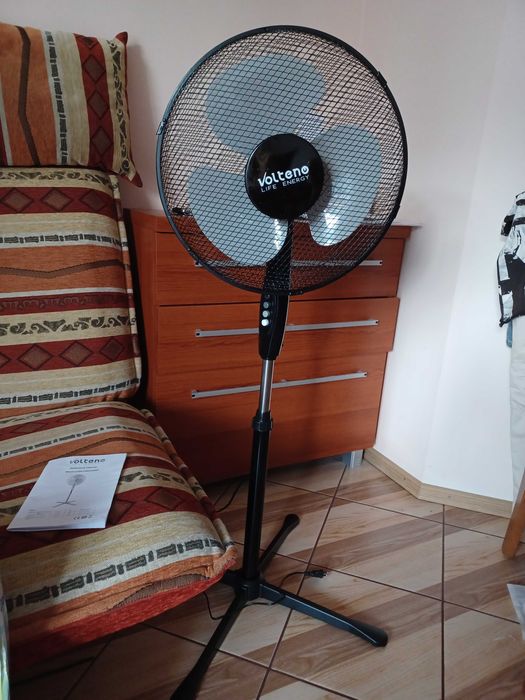 Wentylator podłogowy na nóżce marki Volteno.