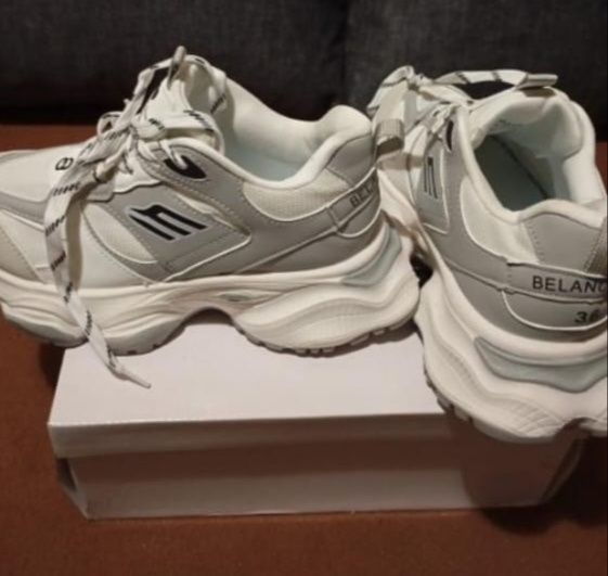 Кросівки жіночі стильні