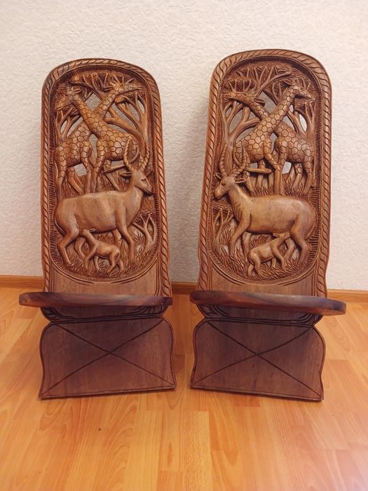 Столик і крісла з червоного дерева