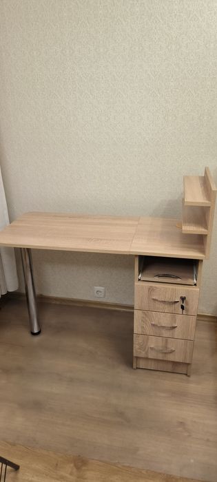 Стіл манікюрний.