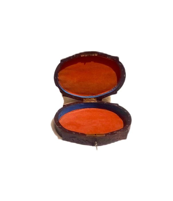 Caixa em madeira trabalhada 

Bom estado 

Com chave 

Inícios do sécu