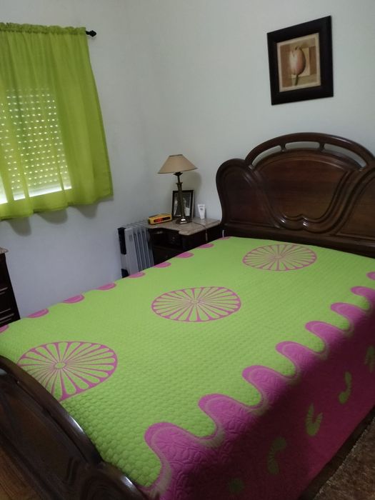Vende-se cama de casal em madeira de castanho como nova completa