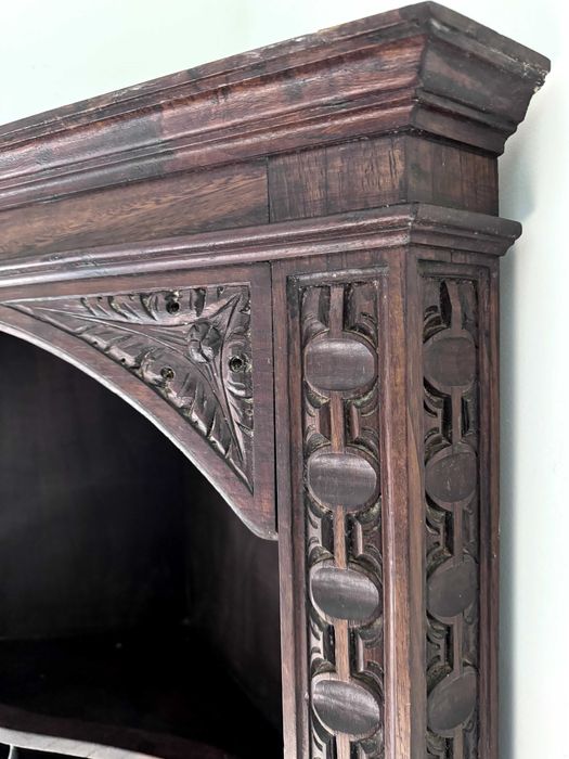 Móvel de canto em madeira escura