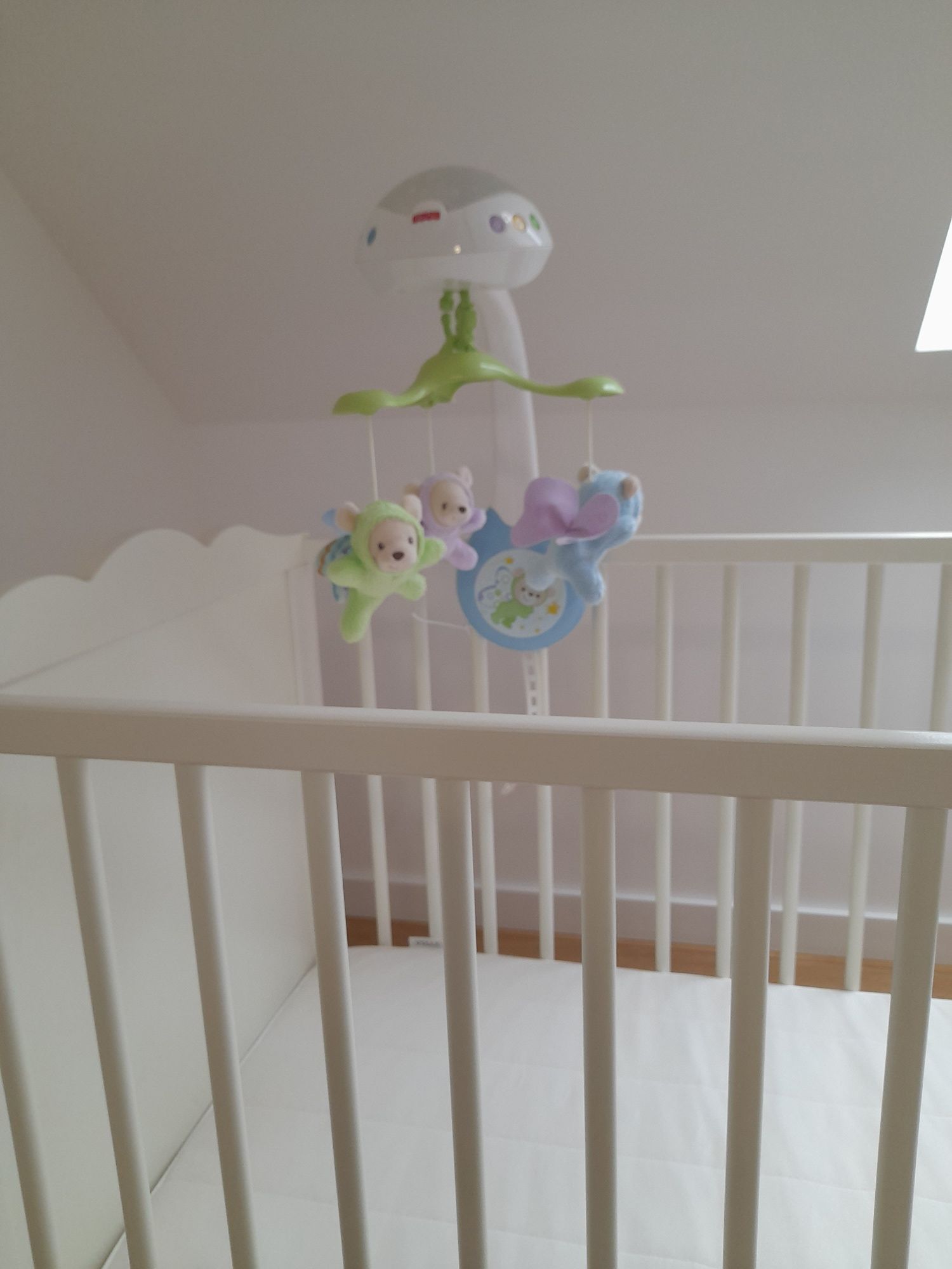 Łóżeczko Ikea HENSVIK + Materac Ikea VYSSA+ Karuzelka Fisher-Price