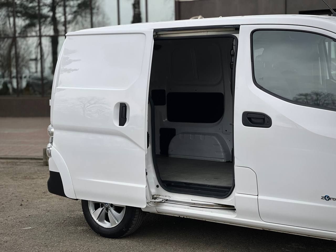 Комерційний Nissan env200