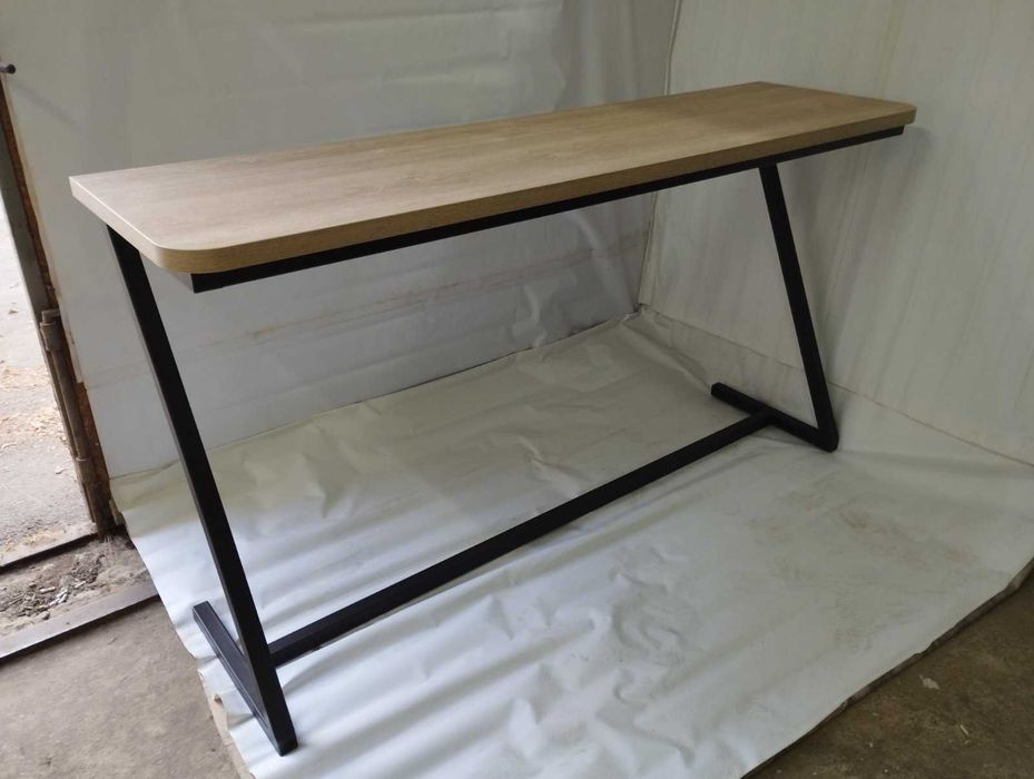 Барный стол на металлической основе