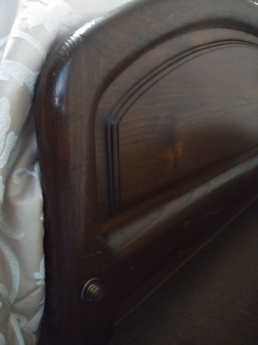 Cama casal com mesas de cabeceira
