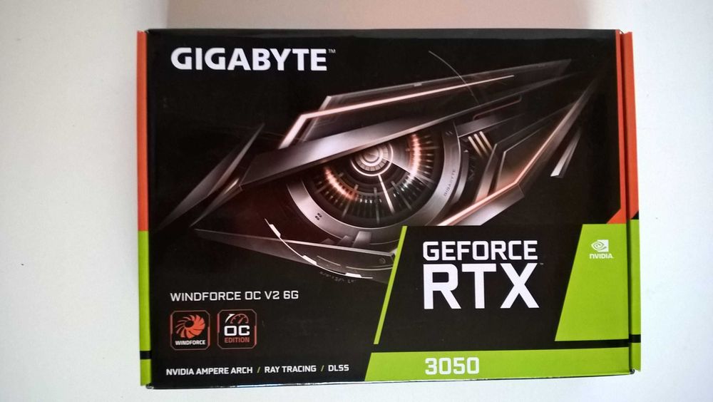 Puste pudełka po podzespołach komputerowych