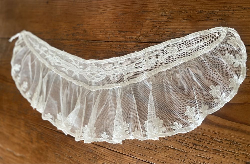 Penteador / gola renda em tule bordado antigo