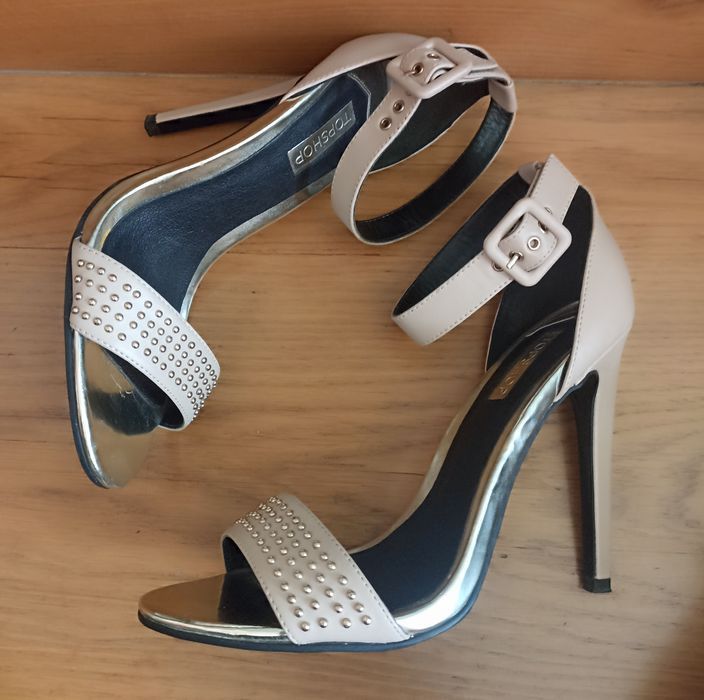 Sandały na szpilce, ozdobne ćwieki beżowe 39