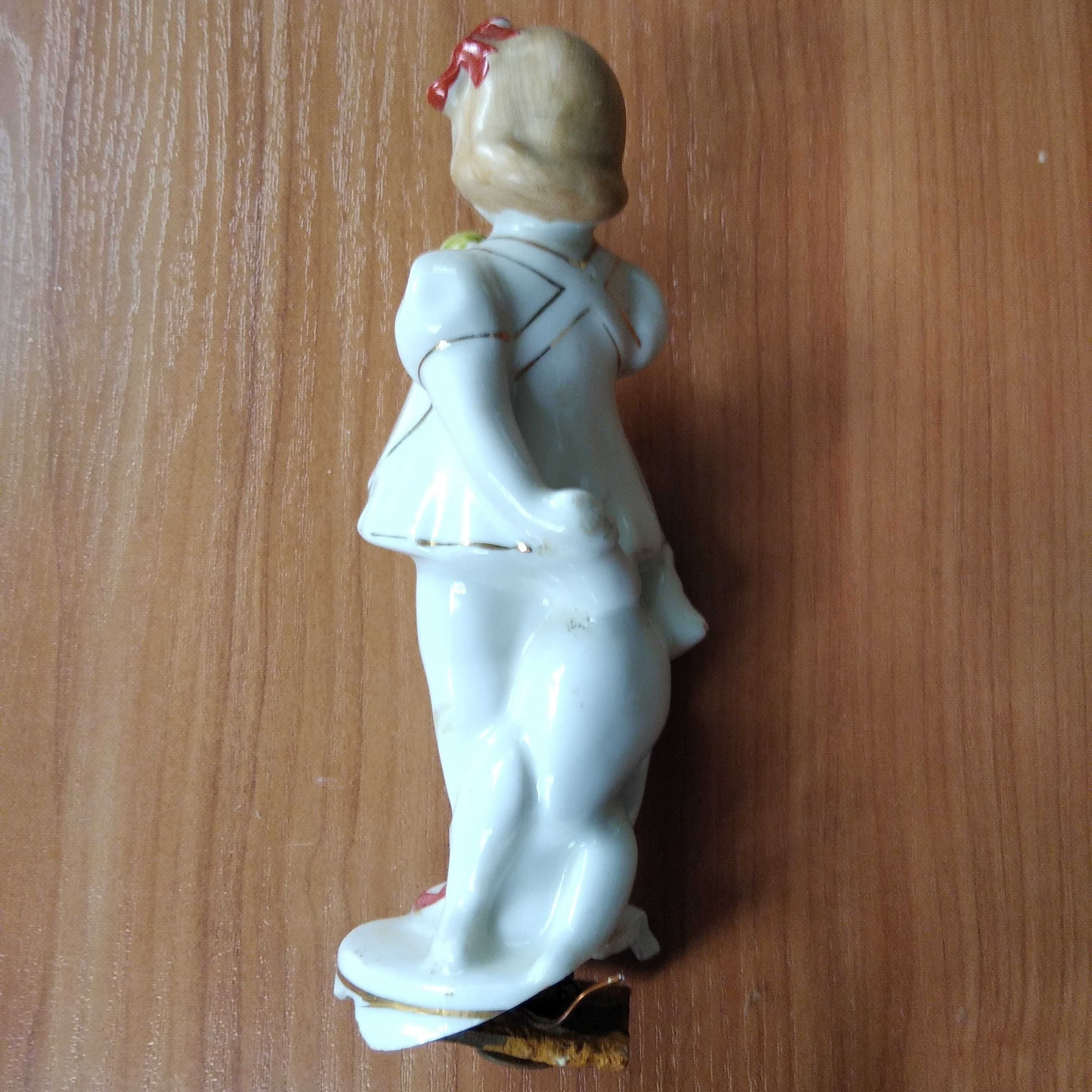 Фарфоровая статуэтка «Девочка с яблоком и мишкой»