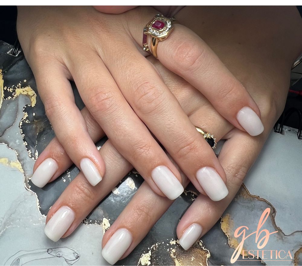 Unhas de gel, verniz de gel, pedicure.