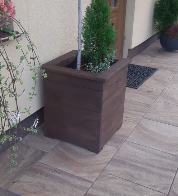 Drewniane donice ogrodowe – solidne, eleganckie i trwałe