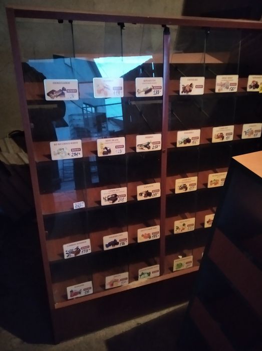 Торгові стелажі полиці