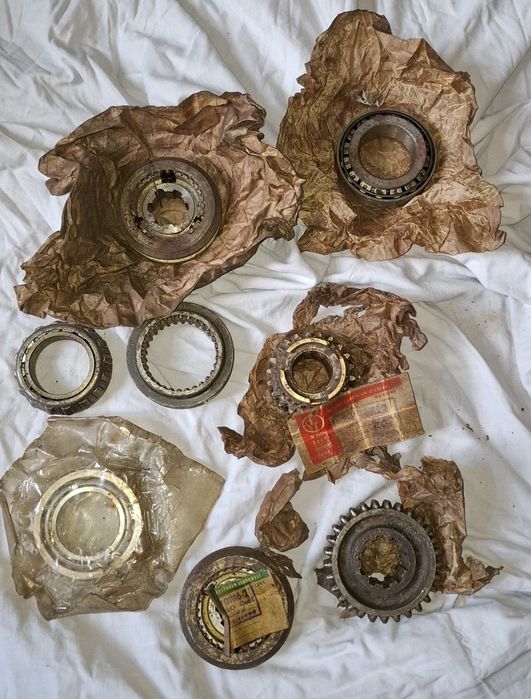 FSO Warszawa -nowe części z okresu komuny / PRL-U