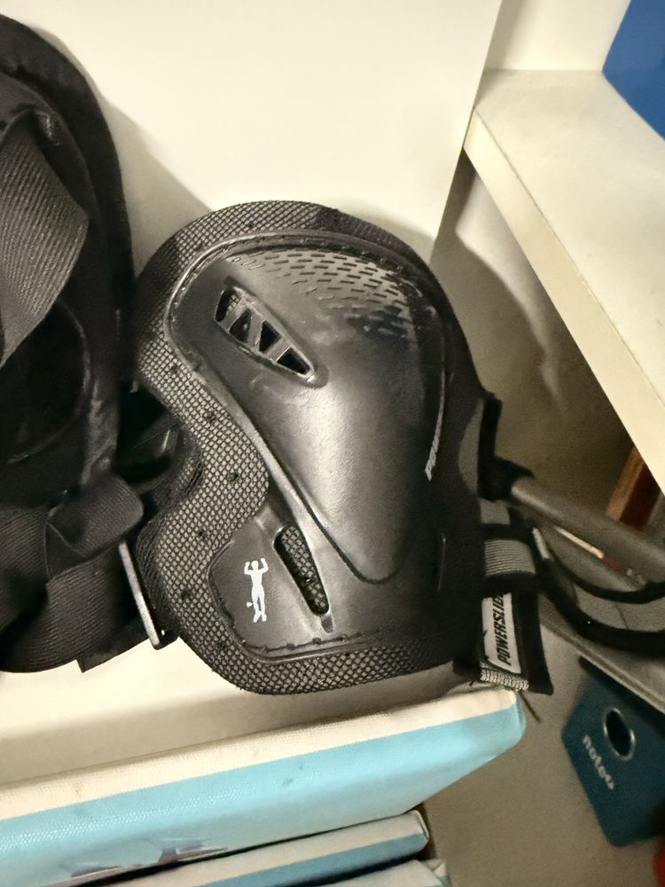 Joelheiras, cotoveleiras e protetores de pulsos para patins ou skate.