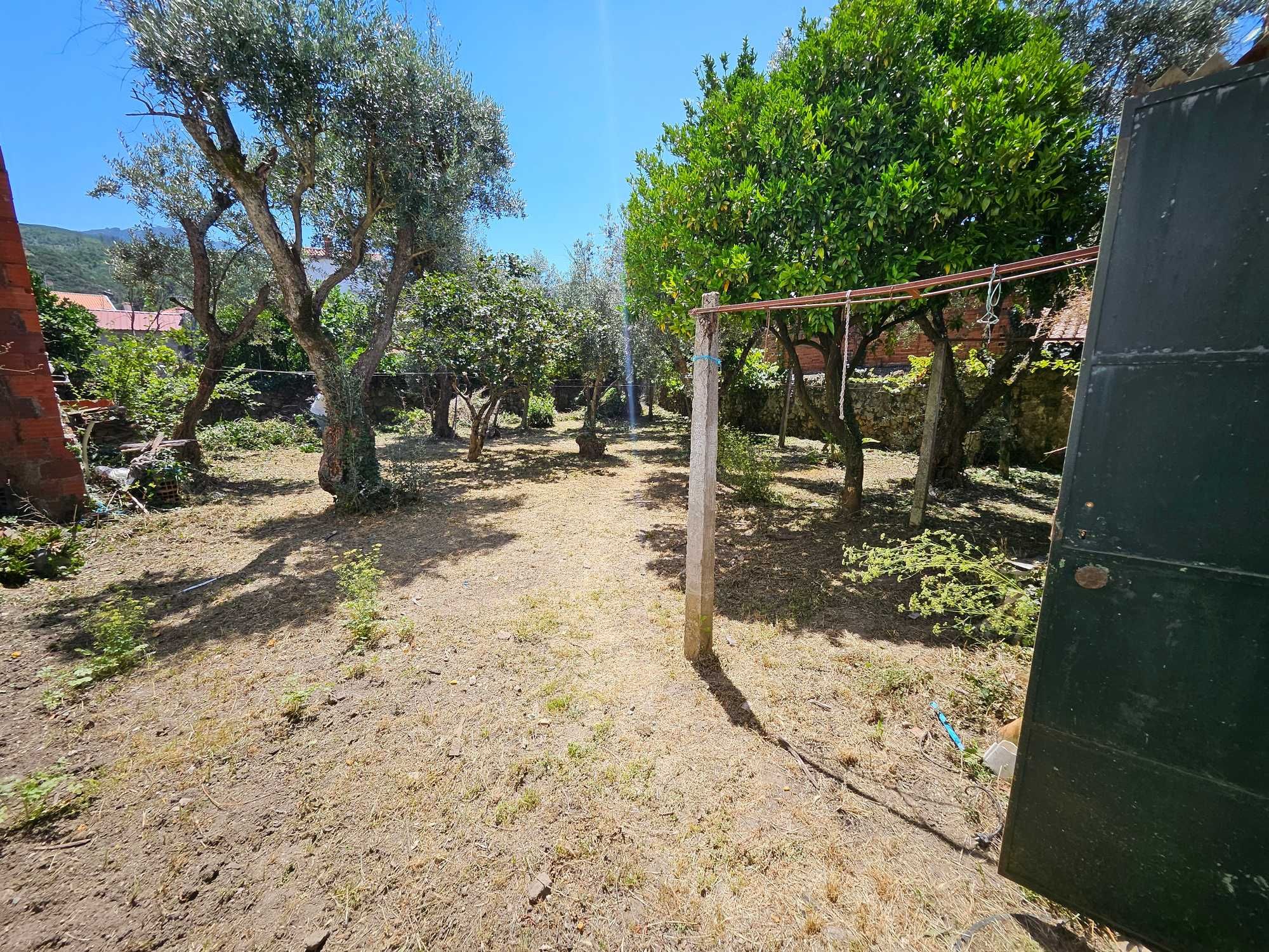 Prédio com terreno em Melo (Gouveia)