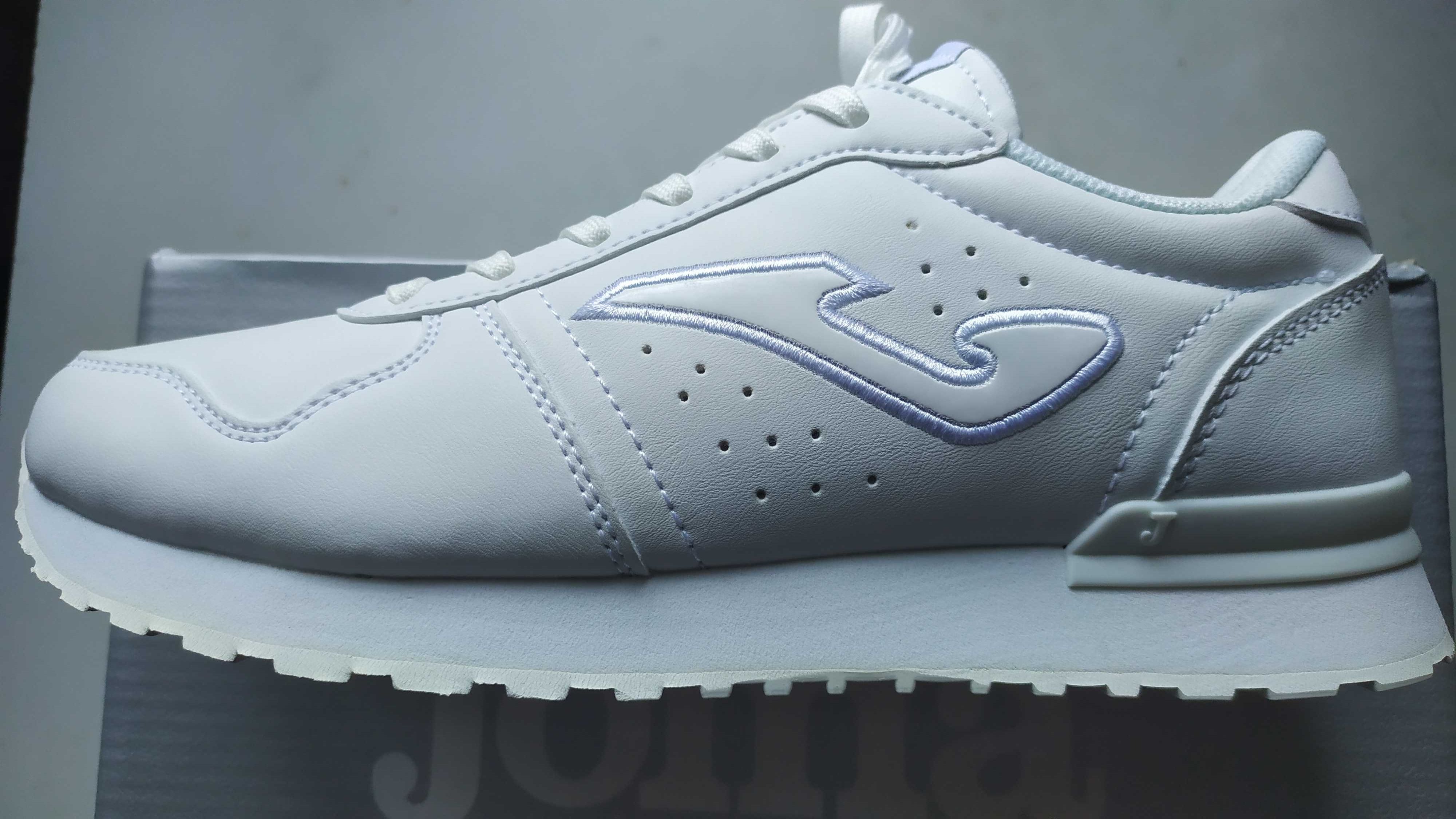 Продам кроссовки Joma