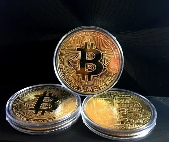 Монета Биткоин в капсуле