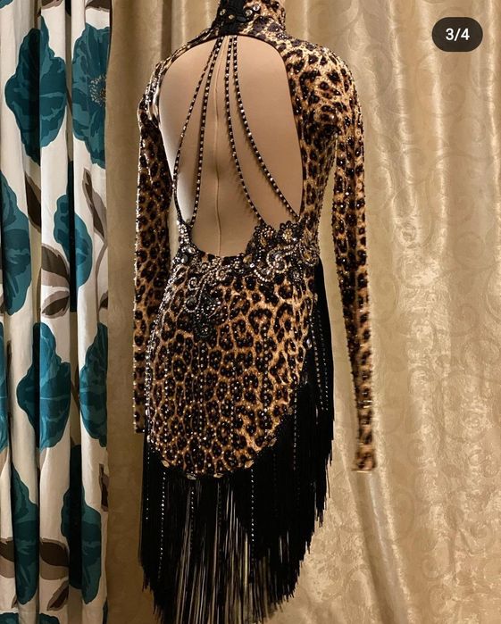 Женское платье для бальных танцев латина.