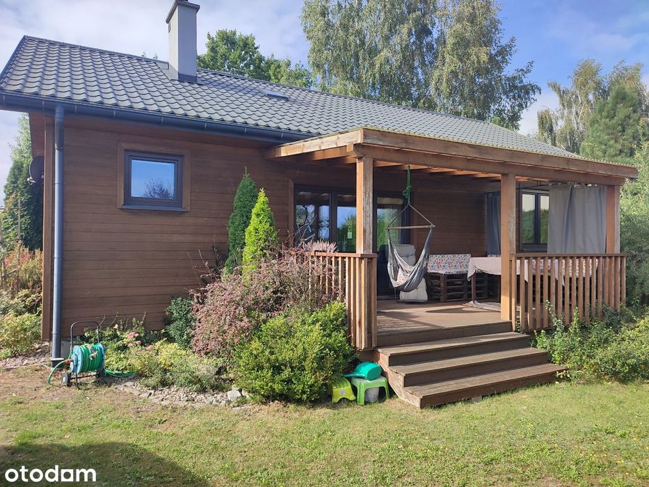 Drewniany dom na zadbanej działce w spokojnej okolicy