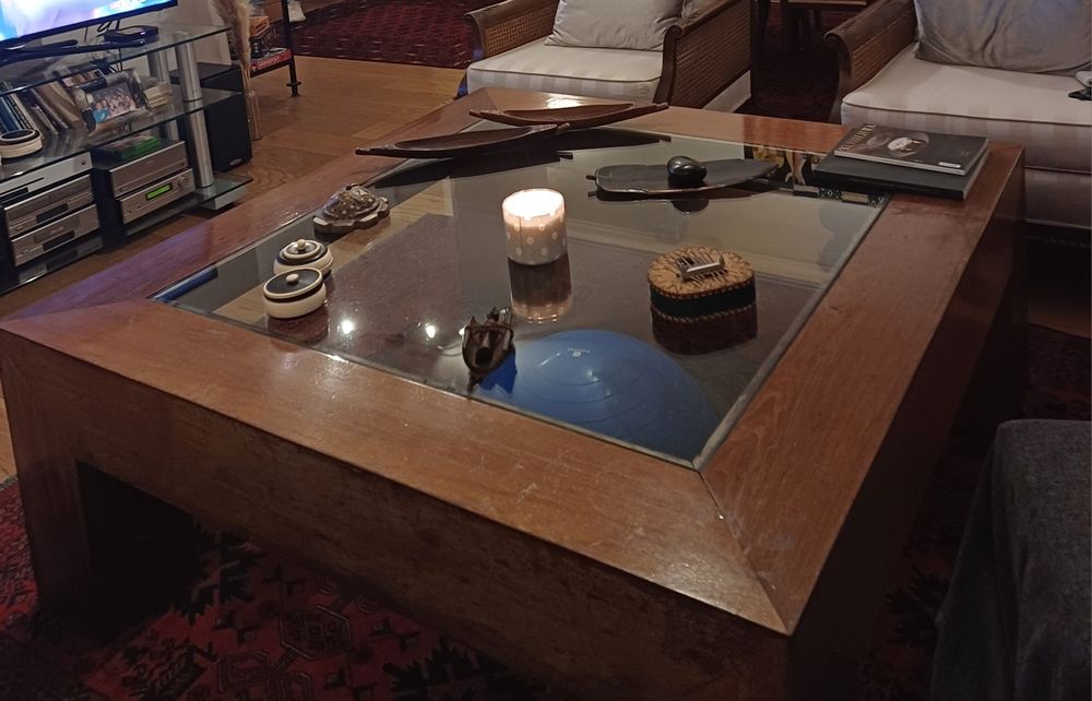 Mesa de madeira maciça e tampo em vidro