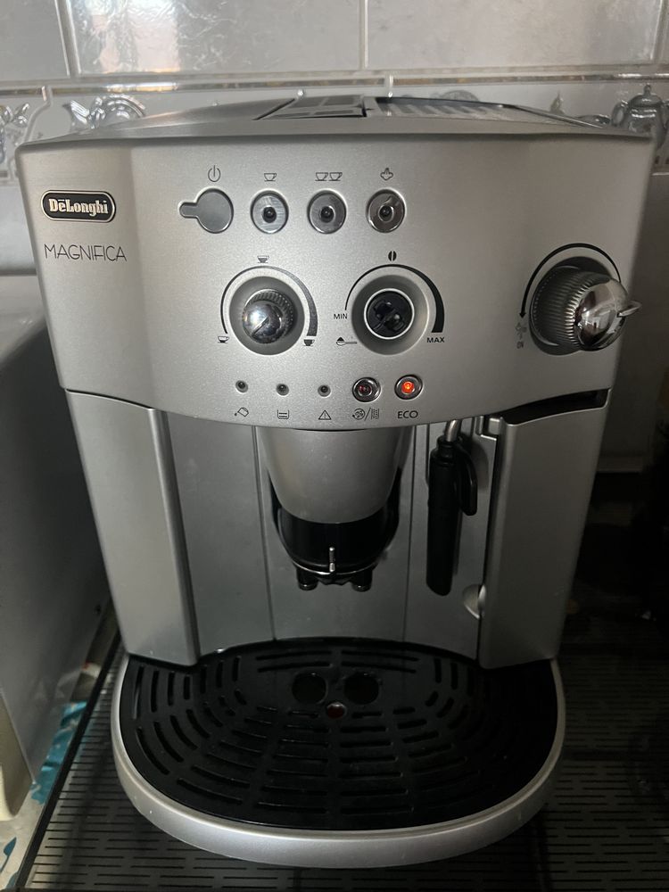Maquina de cafe automatica Delonghi Magnifica