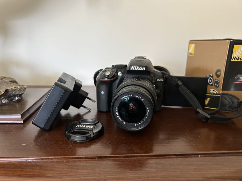 Vendo Camara Nikon 5300 DSLR bom estado