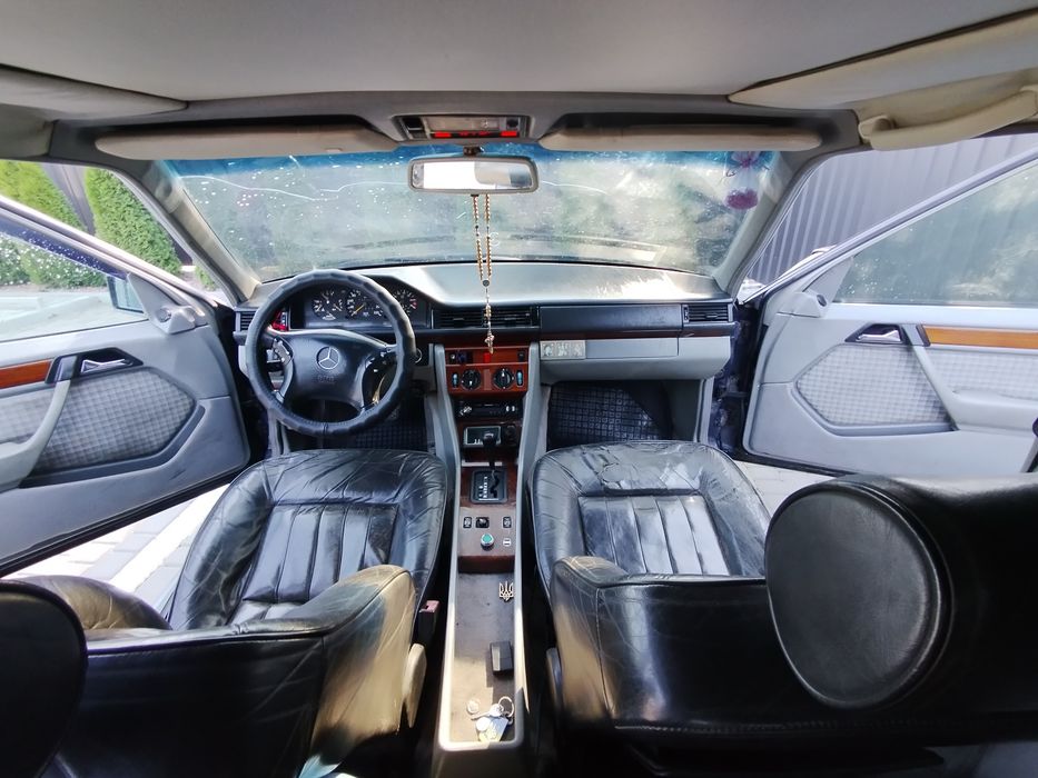 Автомобіль мерседес