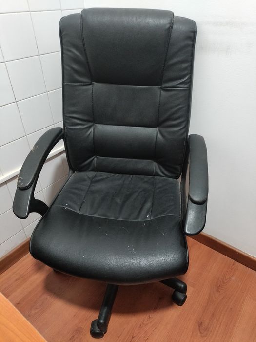 Cadeira preta com rodas