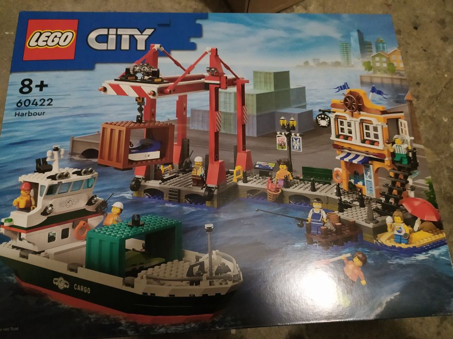 LEGO City 60422 - Nadmorski port ze statkiem towarowym